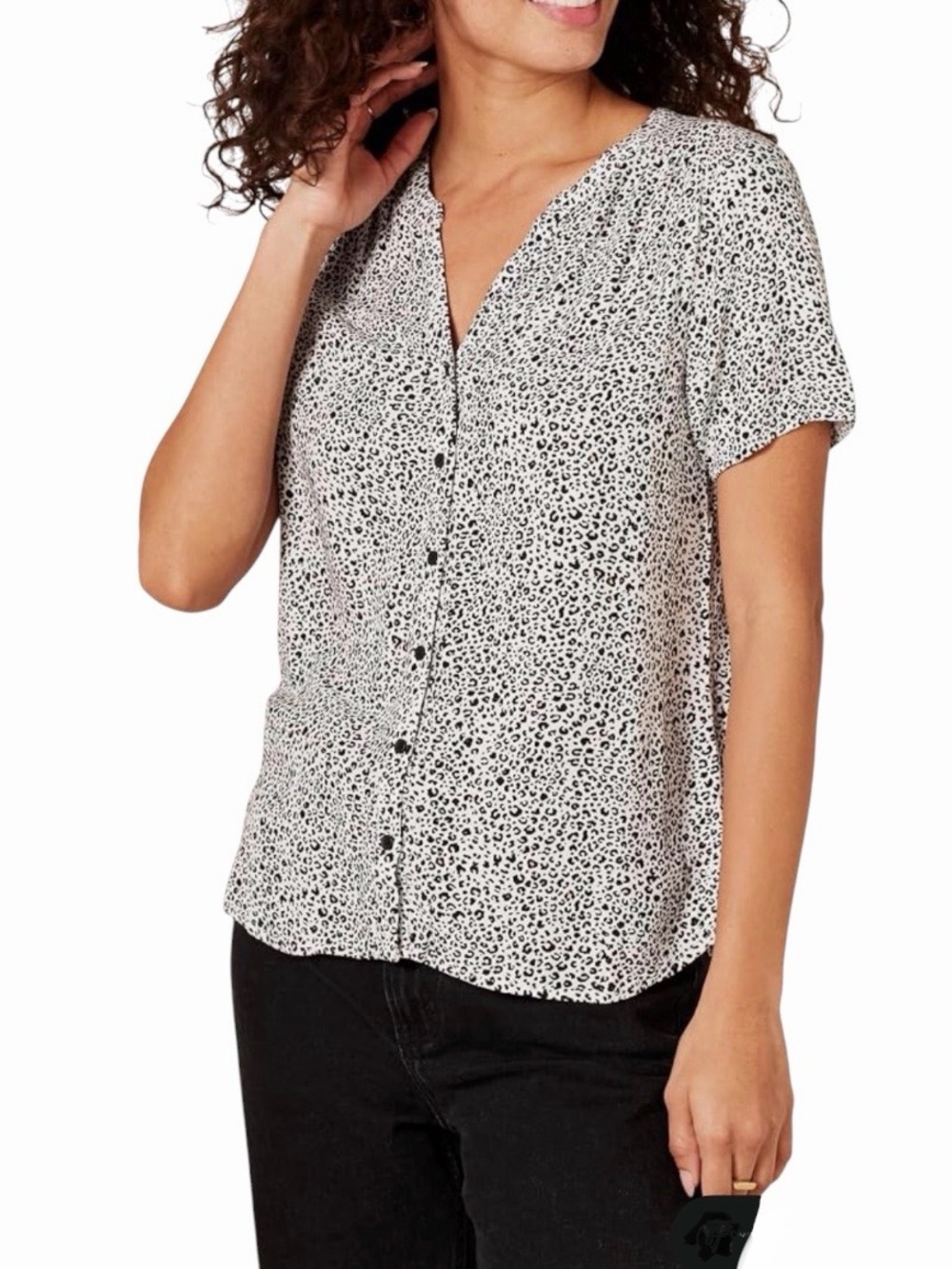 Womens Relaxed-Fit Short-Sleeve V Neck Button Front Blouse in leopard size large